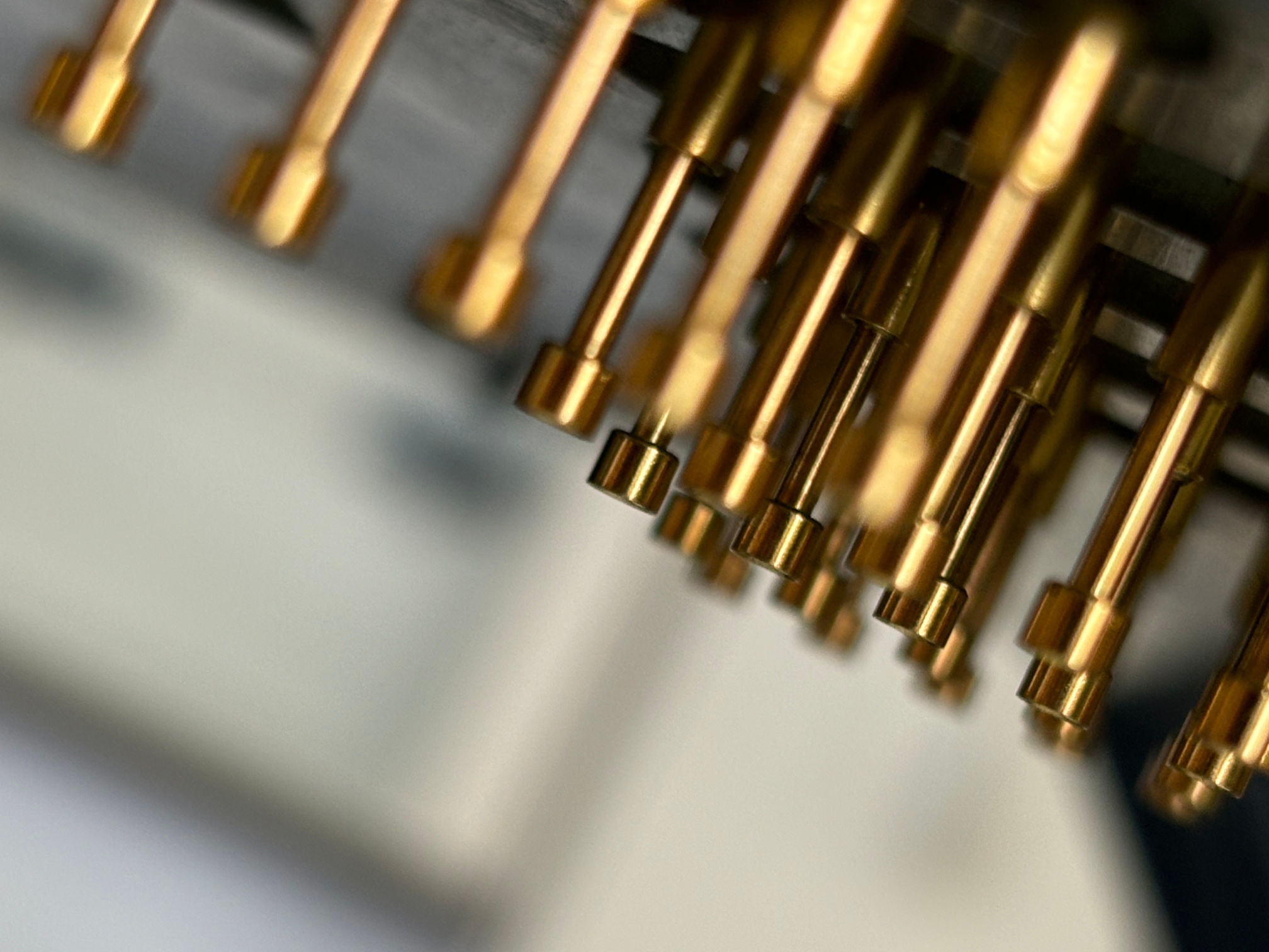 Collaudi e garanzia di qualità, sistemi di test della produzione elettronica, foto di contatti ad aghi